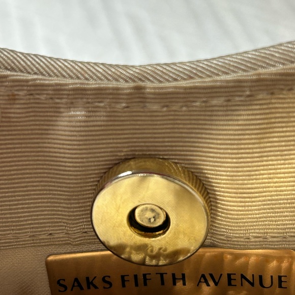 Sams Fifth Avenue woven to handle purse tan in color has pocket in the inside - Picture 5 of 9